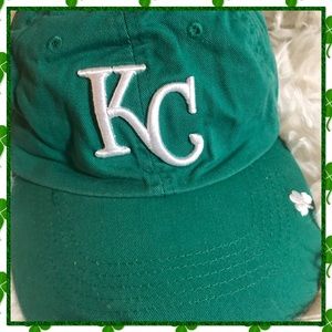 Polo style unstructured cap.